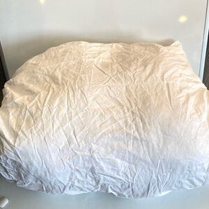 KING brooklinen down ALTERNATIVE comforter
White.Very full & plush New no tags
